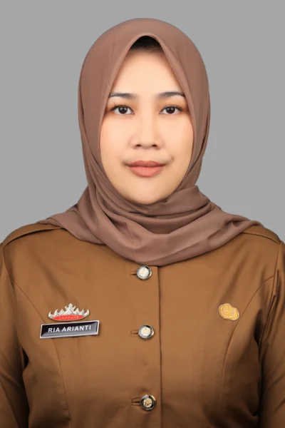 Ria Arianti, S.Pd. (Pasfoto)